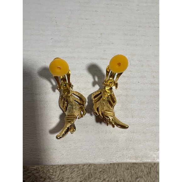 Vintage Gold Tone Leaf Clip-On Earrings Elegant Cut Out Design - Picture 7 of 9